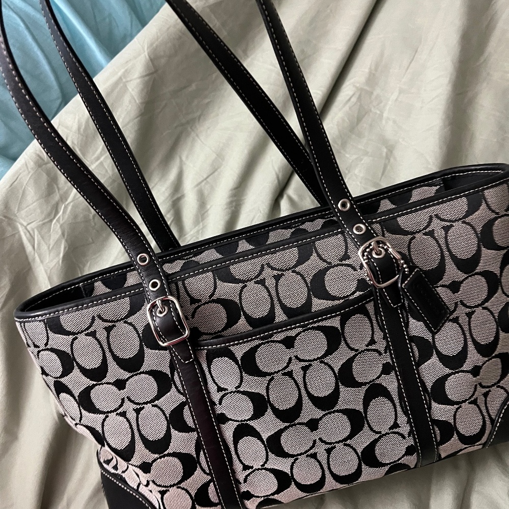 Coach signature handbag like new